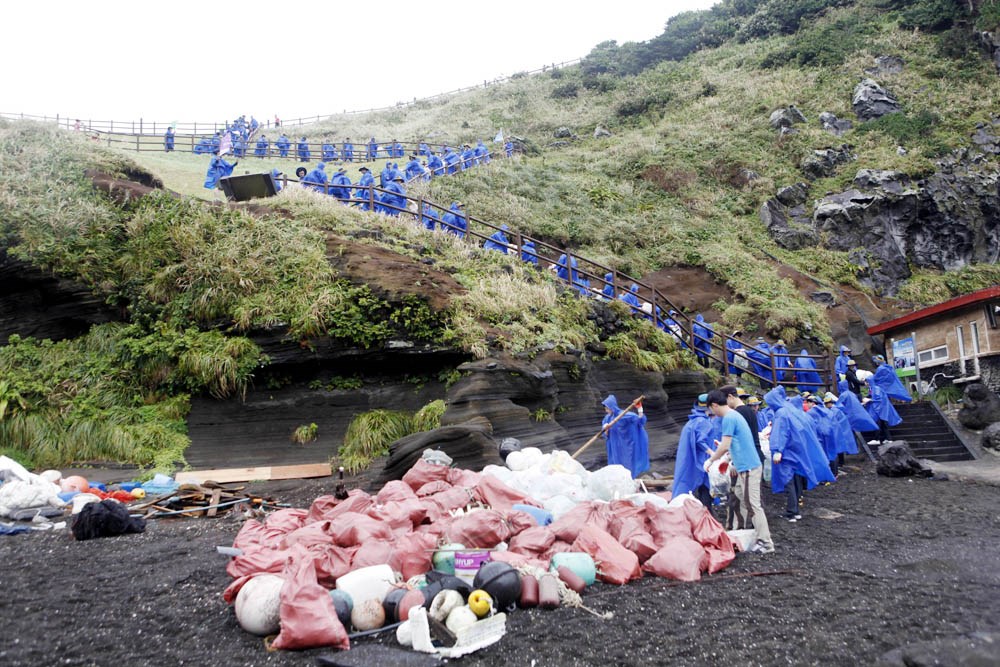 23일 현대위아 신입사원들이 제주 서귀포시 성산읍 우뭇개해안에서 수거한 쓰레기를 옮기고 있다.