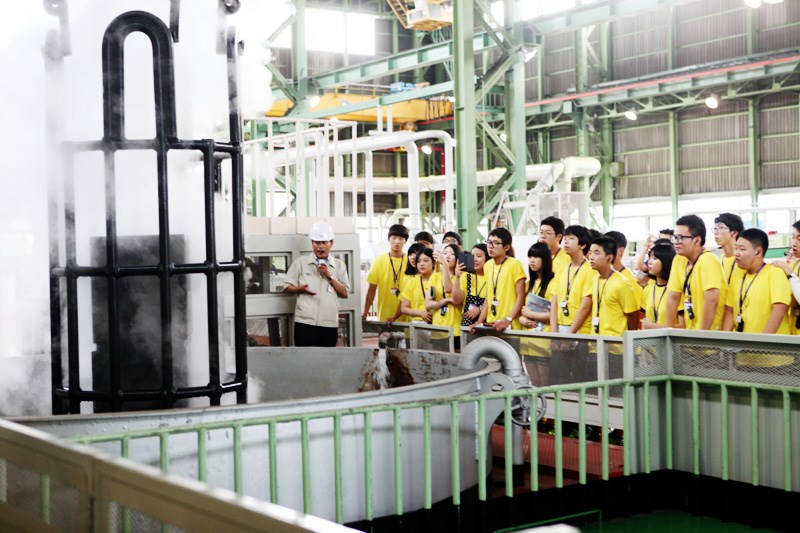 지난 7월 23일 ‘2013 기술대장정’ 참가자들이 현대위아 열처리 공장에서 금속제품의 열처리 과정을 살펴보고 있다.