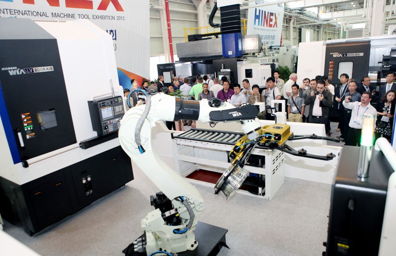 현대위아 창원 본사에서 열린 국제 공작기계 전시회(HINEX 2013)에서 해외 딜러와 고객들이 현대위아의 공작기계 및 로봇제품 시연 장면을 바라보고 있다.