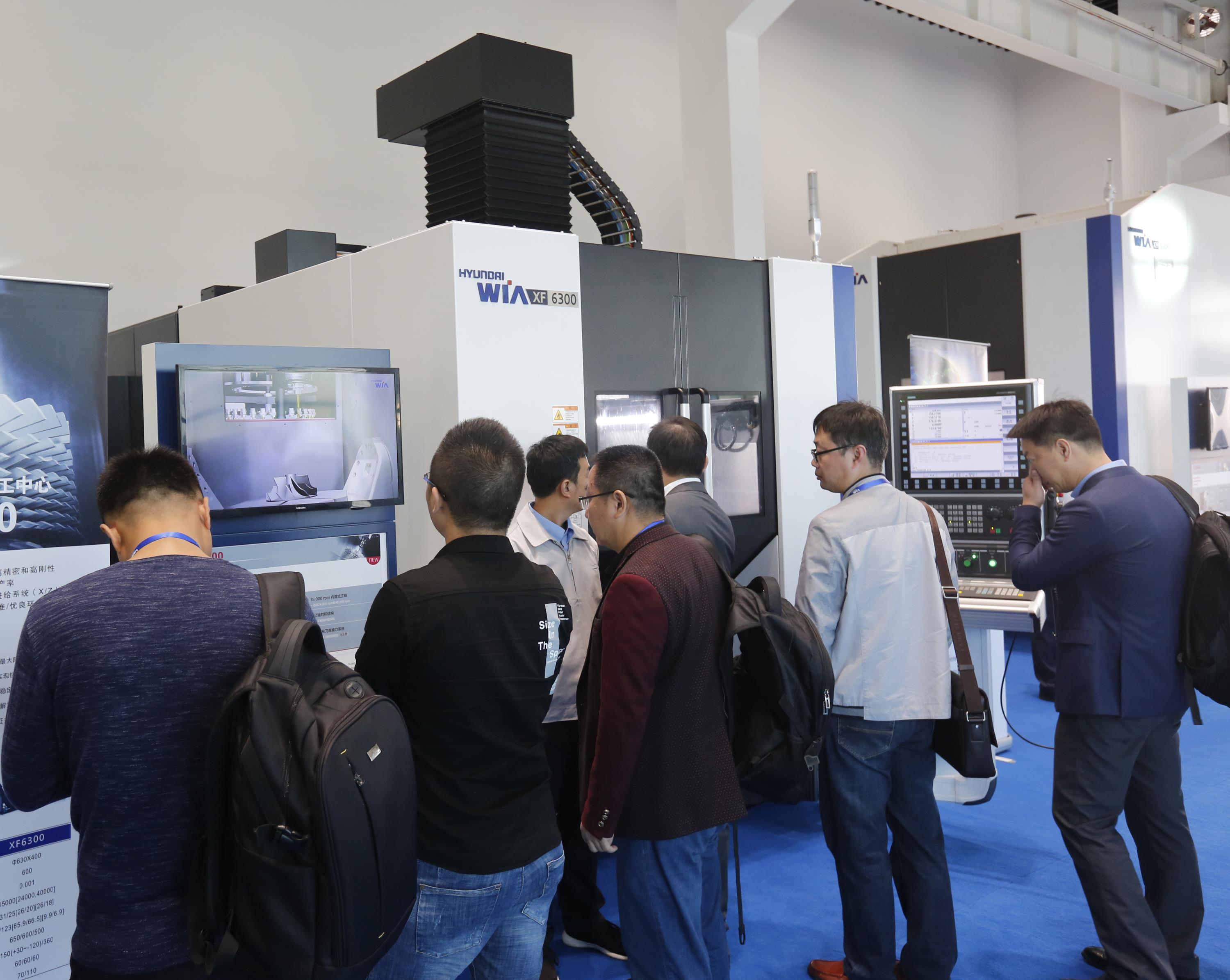 중국 공작기계 고객들이 16일 중국 강소성 현대위아 강소법인 공작기계 전시장 오픈하우스 행사에서 현대위아의 대표 공작기계인 XF6300을 살펴보고 있다. 현대위아 제공