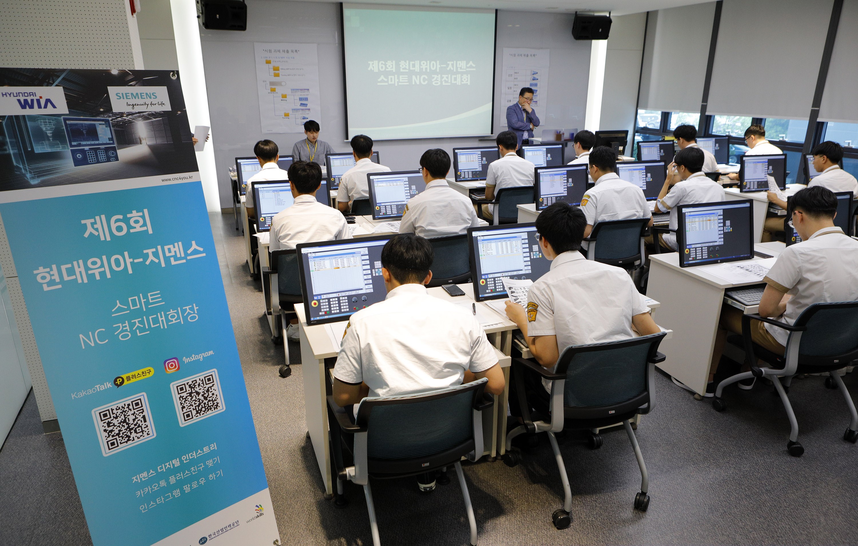 현대위아와 지멘스가 8일 경상남도 창원시 성산구 현대위아 기술지원센터에서 개최한 제6회 현대위아-지멘스 스마트 NC 경진대회’에서 참가 학생들이 공작기계 NC 프로그래밍을 하고 있다. 대회는 오는 12일까지 열린다.