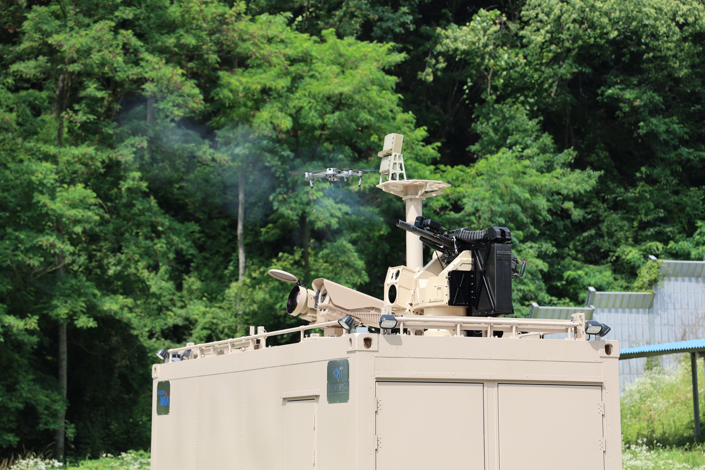 현대위아가 지난 5일 충청북도 소재 사격훈련장에서 진행한 ‘대 드론 체계(ADS)’ 하드 킬 사격시험을 펼치고 있다.