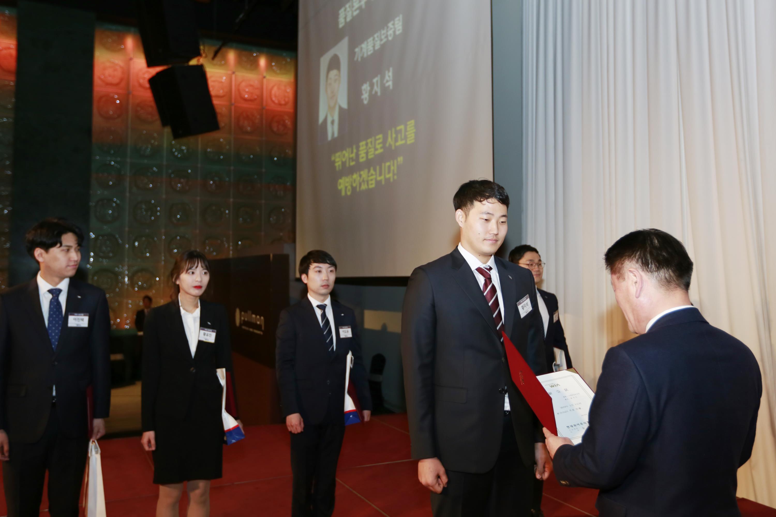 총 46명의 대졸 신입사원이 이날 사령장을 수여받았다.