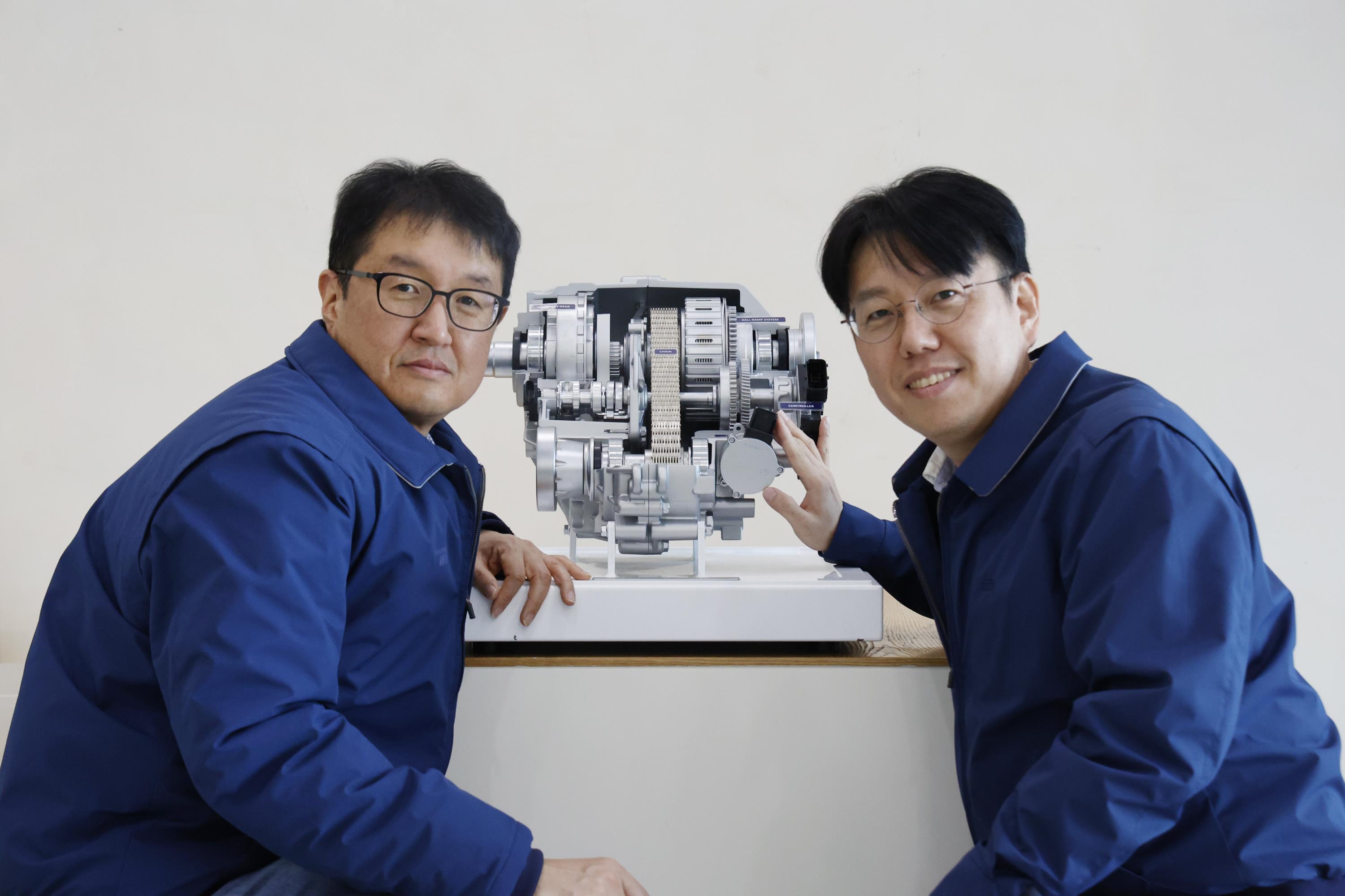 현대위아의 연구원들이 3일 경기도 의왕시 현대위아 의왕연구소에서 2속 ATC와 기념 사진을 찍고 있다. 2속 ATC는 후륜 구동 자동차의 구동력을 주행 상황에 맞게 분배해 최적의 주행 성능을 제공하는 부품이다.