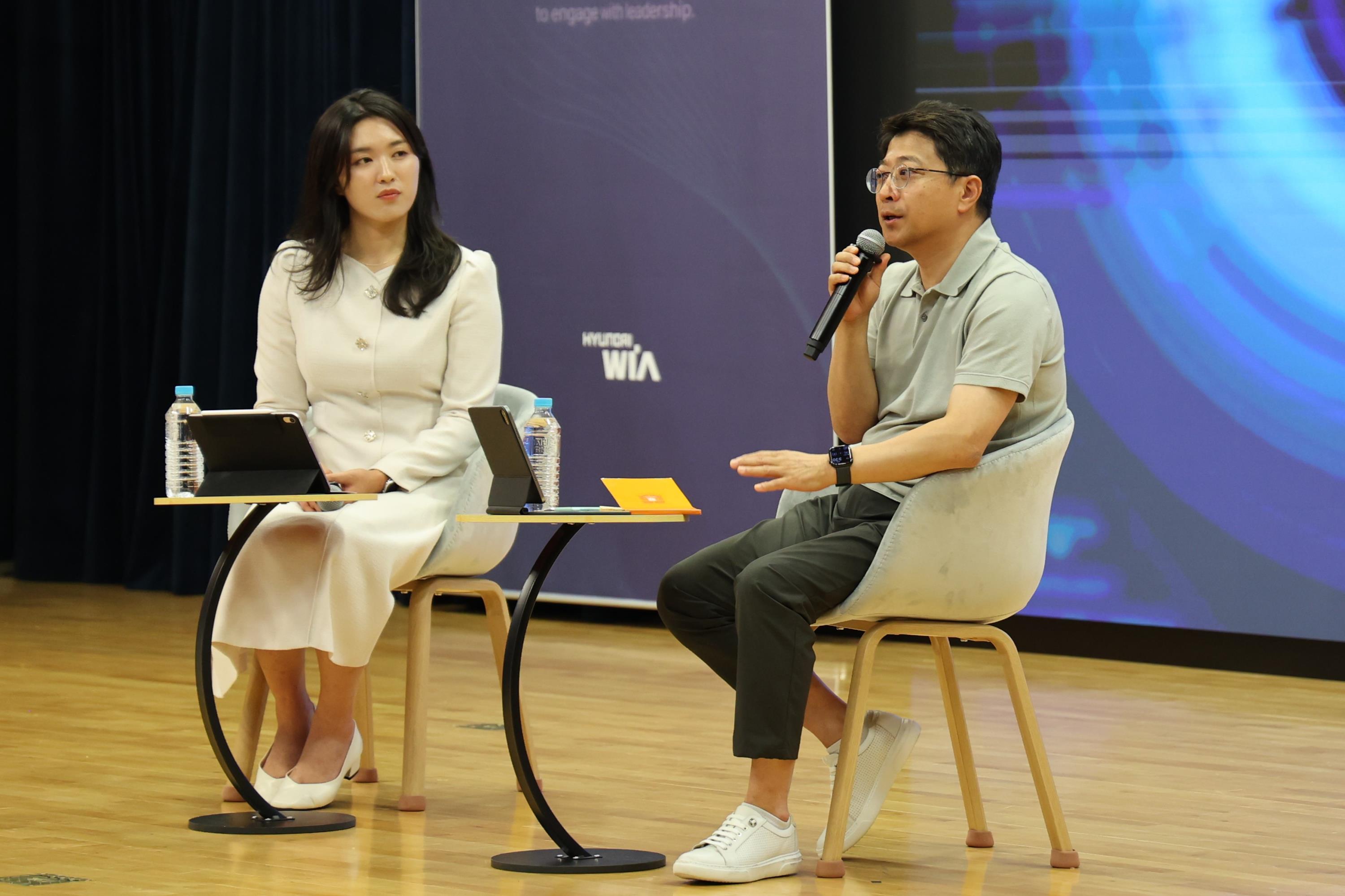 현대위아 권오성 대표이사가 23일 경기도 의왕시 현대위아 의왕연구소에서 열린 ‘CEO 타운홀 미팅’에서 사회자의 질문에 대답하고 있다.