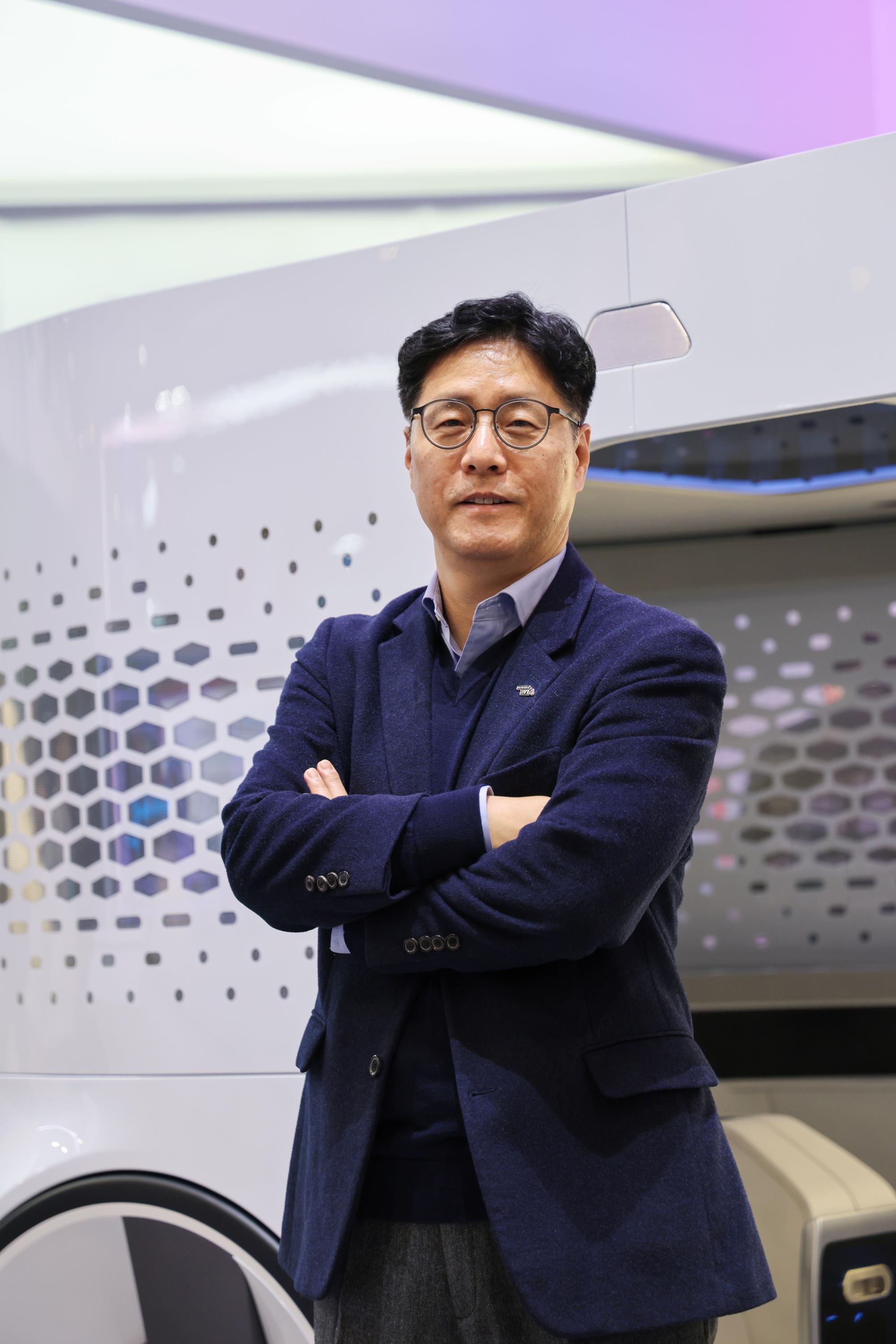 미국 라스베이거스에서 열린 CES 2026의 현대위아 부스에서 현대위아 TMS사업부 김남영 전무가 7일‘분산배치형 HVAC(Heating, Ventilating, Air Conditioning)’이 적용된 체험 차량 앞에서 기념사진을 촬영하고 있다.